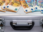 Fotografía de un maletín con billetes de euro.