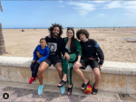 Marcelo Vieira con su familia en el paseo marítimo de la playa de La Malvarrosa de Valencia sin mascarilla.