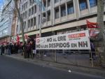 Varios trabajadores del hotel NH Madrid Príncipe de Vergara protestan a las puertas del mismo contra el ERE planteado por la cadena.