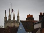 La bandera británica se iza a media asta en Windsor por la muerte del príncipe Felipe.