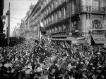 El pueblo de Madrid se echa a la calle para celebrar la proclamación de la Segunda República.