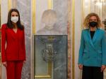 La reina Letizia (i) y la presidenta del Congreso, Meritxell Batet (d) posan junto a un busto de Clara Campoamor