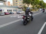 moto paseando por Bilbao