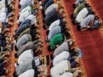 Musulmanes indonesios durante las oraciones vespertinas en la primera noche del Ramadán