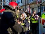Trabajadores de Tubacex cortan el tranvía en Vitoria