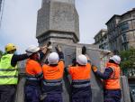 Barcelona retira el escudo de Juan Carlos I del obelisco de la plaza Cinc d'Oros
