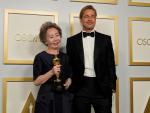 Brad Pitt entrega a Youn Yuh-jung el Oscar a mejor actriz de reparto