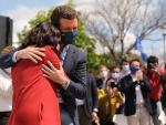 El presidente del PP, Pablo Casado y la presidenta de la Comunidad de Madrid, Isabel Díaz Ayuso, se abrazan durante un acto electoral.