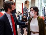 La presidenta de la Comunidad de Madrid, Isabel Díaz Ayuso, saluda al líder del PP, Pablo Casado, durante los actos del Dos de Mayo