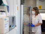 Una investigadora trabaja en el laboratorio de Microbiología del Hospital Universitario de Badajoz.