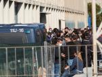 Agentes de la Guardia Civil y de la Policía Nacional en Cataluña guardan cola en las puertas de la comisaría de la Policía Nacional en la Zona Franca de Barcelona donde este lunes ha arrancado la vacunación