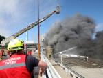 Numerosos efectivos de bomberos trabajan para sofocar un incendio en la fábrica conservera Jealsa.