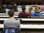 estudiantes escuchan charla en la universidad
