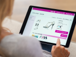 Una mujer comprando zapatos online en un comercio electrónico.