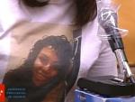 La madre de Heidi Paz declara en el juicio del Rey del Cachopo con una camiseta que muestra el rostro de su hija.