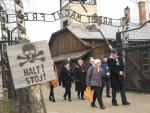 Exprisioneros del campo de concentración de Auschwitz marchan a través de sus puertas en el 75 aniversario de su liberación.
