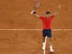 Roger Federer celebra su victoria contra Dominik Koepfer en el Roland Garros.