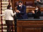 La vicepresidenta primera del Gobierno, Carmen Calvo (1d) y el presidente del Gobierno, Pedro Sánchez (2d) aplauden a la portavoz parlamentaria del PSOE, Adriana Lastra