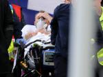Christian Eriksen, de la Selección de Dinamarca, es llevado en camilla al hospital tras desplomarse en un partido de la Eurocopa.