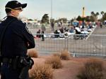 Un agente de policía de Las Vegas vigila un albergue temporal para personas sin hogar en Las Vegas, Nevada.