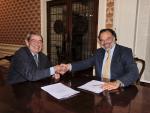 Fernando de Yarza López-Madrazo junto a Alejandro Echevarría Busquet firmando el acuerdo de colaboración entre ambos organismos