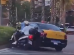 Vídeo taxi Barcelona se lleva por delante moto
