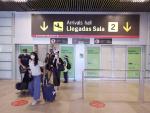 Varias personas caminan con su equipaje en la terminal T1 del Aeropuerto de Madrid - Barajas Adolfo Suárez.
