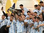 Messi levanta el trofeo de la Copa América junto a la selección argentina tras derrotar a Brasil.