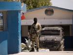 Un policía vigila el destacamento donde se encuentran detenidos los sospechosos de haber asesinado al presidente haitiano Jovenel Moise