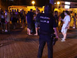 La policía desaloja un botellón en Mallorca.