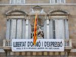Una pancarta colgada en el balcón de la fachada del palacio de la Generalitat con la frase 'Libertad de opinión y expresión' a 22 de marzo del 2019..