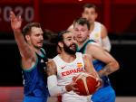 El base español Ricky Rubio ataca ante la defensa de Luka Doncic y Zoran Dragic en el partido de baloncesto masculino ante Eslovenia durante los Juegos Olímpicos 2020.