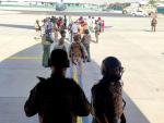 Dos militares esperan a que se suban al avión los repatriados de Kabul.