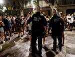 La Guardia Urbana desaloja por aglomeraciones las plazas del barrio Gràcia, en Barcelona ,de la ciudad durante sus fiestas.