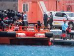 Un barco de Salvamento Marítimo y el pesquero Ave María II han conseguido rescatar, casi a la desesperada, a 65 inmigrantes subsaharianos.