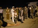 Varias personas repatriadas llegan a la pista tras bajarse del avión A400M en el que ha sido evacuados de Kabul en Torrejón de Ardoz.