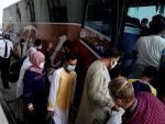 Afganos evacuados de Kabul entran en un autobús tras llegar al aeropuerto Washington Dulles.