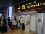 Pasajeros procedentes de un vuelo con origen Gran Bretaña llegan a la terminal T1 del Aeropuerto Adolfo Suárez Madrid-Barajas.