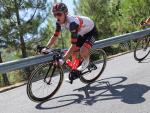El público anima al polaco Rafa Majka durante el descenso de uno de los puertos de la 15ª etapa de La Vuelta a España.