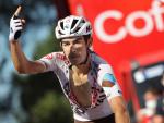 El corredor francés Clement Champoussin, del equipo AG2R Citroen, entra vencedor de la vigésima etapa de LaVuelta Ciclista a España.