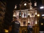 Policías Nacionales frente al Ayuntamiento de Pamplona.