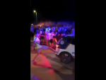 Jóvenes atacan una patrulla de los Mossos en una fiesta ilegal con botellón y "conducciones temerarias" en un polígono industrial de Llinars del Vallès (Barcelona).