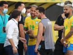 Neymar habla con Lionel Messi en un partido de las eliminatorias sudamericanas entre Brasil y Argentina para el Mundial de Catar 2022.