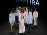 Las modelos lucen creaciones de la firma Otrura durante el desfile celebrado este sábado dentro de la Mercedes-Benz Fashion Week Madrid.