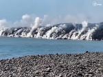 La lava le gana terreno al mar mientras el viento mantiene alejado el gas tóxico