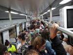 Pasajeros en uno de los trenes de cercanías de la estación ded Chamartín, en Madrid, en la segunda jornada de la huelga de maquinistas.
