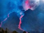 La caida parcial del cono del volcán Cumbre Vieja, que emite grandes cantidades de lava.