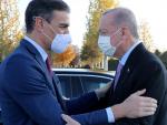 Abrazo oficial de Sánchez y Erdogan este miércoles en Ankara.
