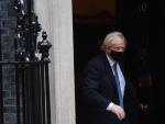 Johnson con la mascarilla saliendo de Downing Street.