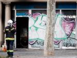 Cuatro personas han muerto, dos de ellas dos menores de corta edad, al incendiarse esta mañana el local en el que vivían en la plaza Tetuán de Barcelona